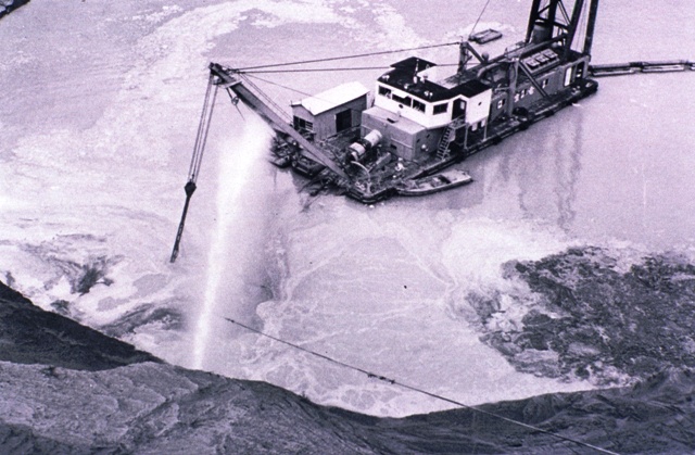 ジェットポンプで崩した砂を吸い上げるサンドポンプ船