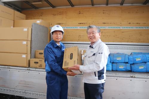 物資を受け渡す幸田町副町長と川口町長の写真
