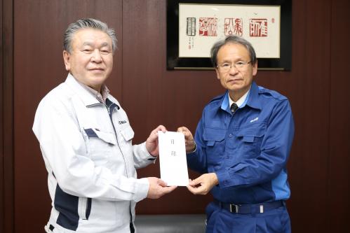 幸田町副町長から支援金を受け取る川口町長の写真