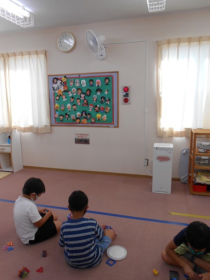 空気清浄機及び壁掛け扇風機のある学童保育クラブの写真