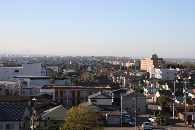 潟と日本海に挟まれて広がる町並み