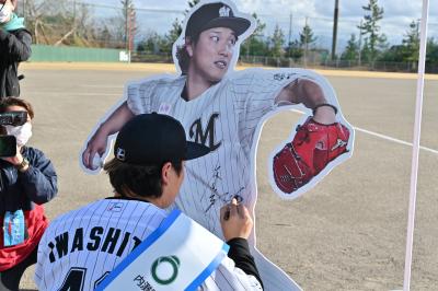 サインを書き入れる岩下選手