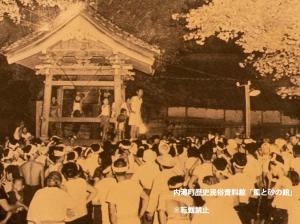 大根布のお寺に集まる住民