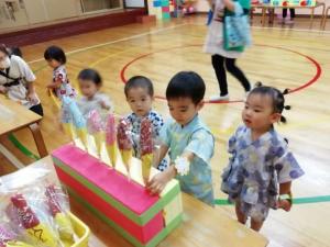 新聞紙でチョコバナナを作り、お店を開くこども