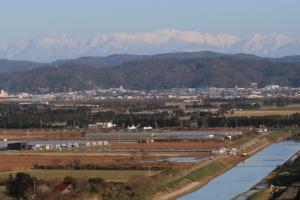 河北潟干拓地と立山の写真