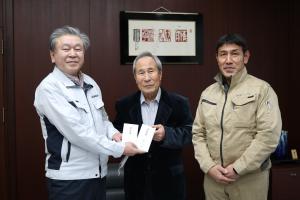 義援金の目録を受け取る川口町長