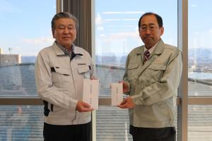 幸田町の成瀬町長から義援金を受け取る川口町長