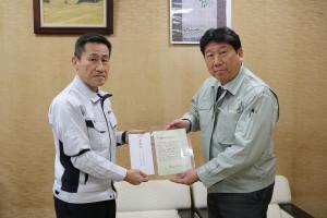 義援金を受け取る教育長