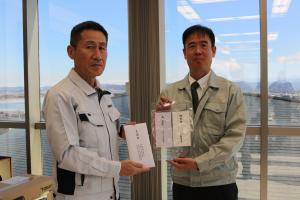 義援金の目録を受け取る教育長