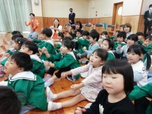 ゲームを楽しむこどもたち