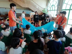 ポップコーン遊びをする子供たち