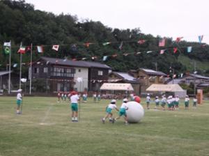 芝生化したグラウンドで運動会を開催