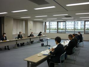 教育委員会定例会　会議中の写真